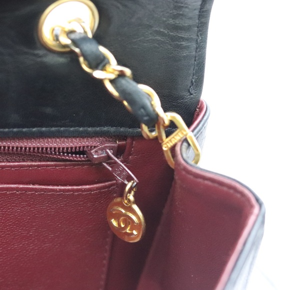 CHANEL Vintage Diana Flap Bag Quilted Lambskin Small Black 1989-1990 - Picture 11 of 15